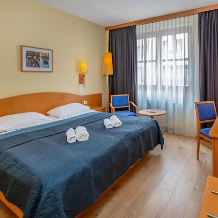 คอร์วิน โฮเทล บูดาเปสต์ - ซิสซิวิง Hotel ภายนอก รูปภาพ